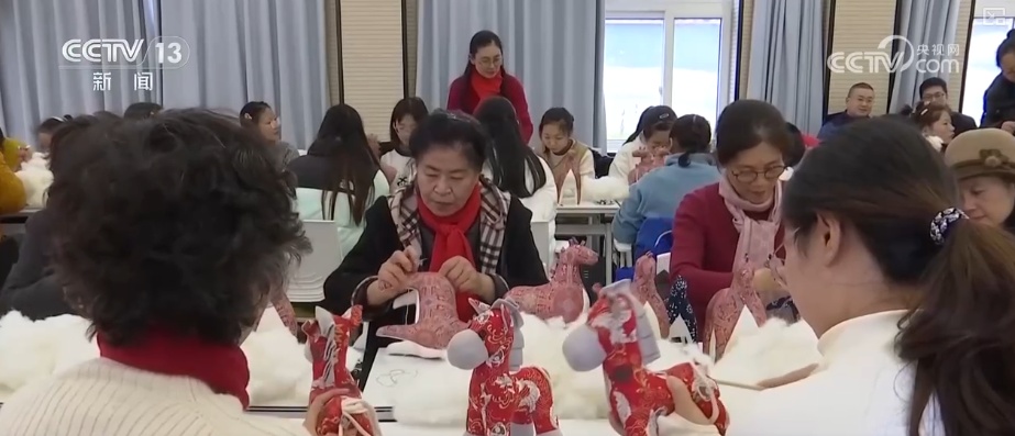 “老手艺+新创意”拉高马年文创火爆人气 讨喜造型让非遗技艺亲切接地气 “老手艺+新创意”拉高马年文创火爆人气 讨喜造型让非遗技艺亲切接地气