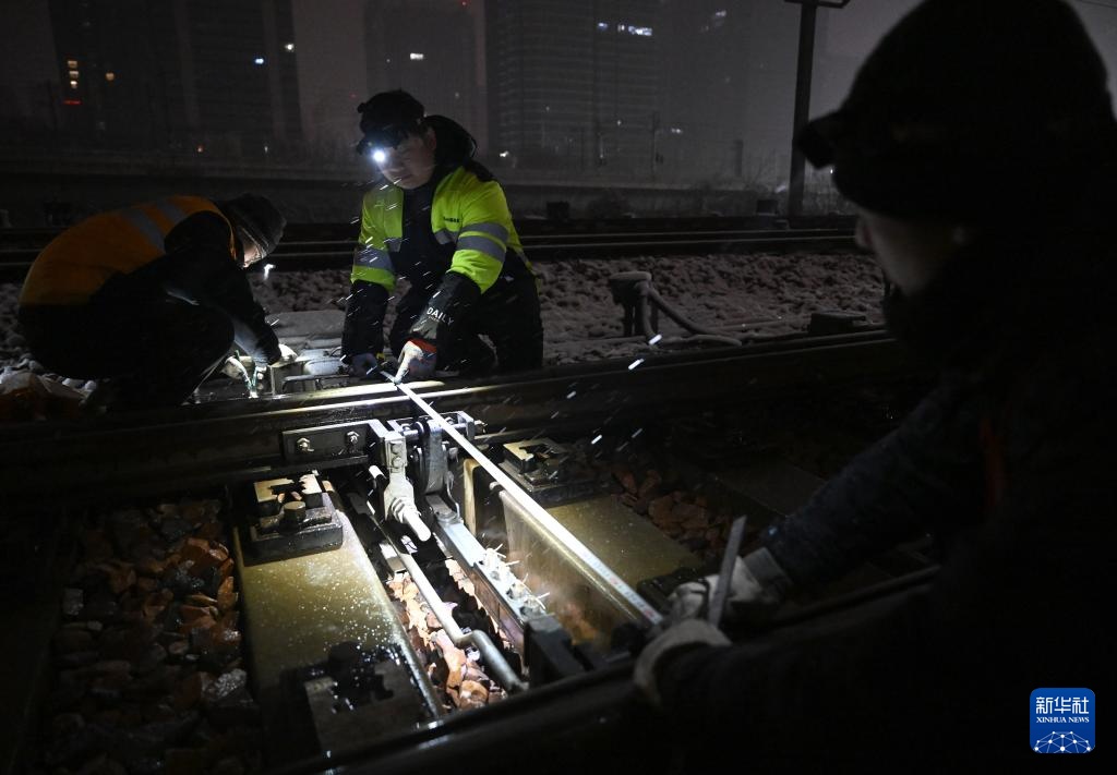 郑州：筑牢高铁枢纽的“冰雪防线”