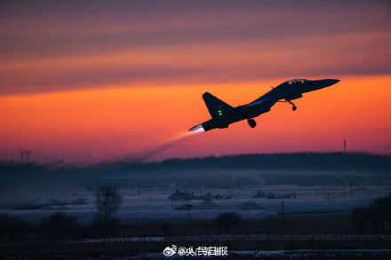 战机霞光同框氛围感大片