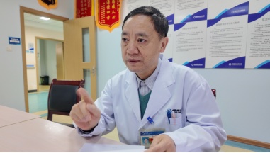 贵阳一患者体内取出“巨无霸”胆结石，这些生活习惯是“帮凶“，春节期间尤其要注意