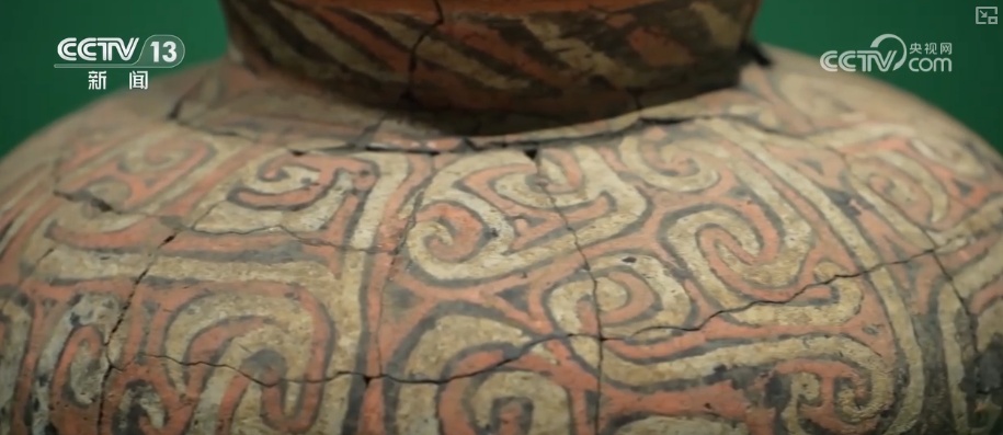 纹饰纹样与赛博光影碰撞、古韵国风成“顶流审美” 中华文化创新表达彰显蓬勃生命力