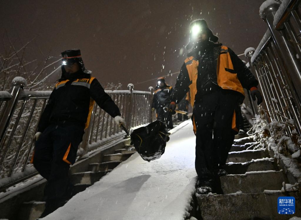 郑州：筑牢高铁枢纽的“冰雪防线”