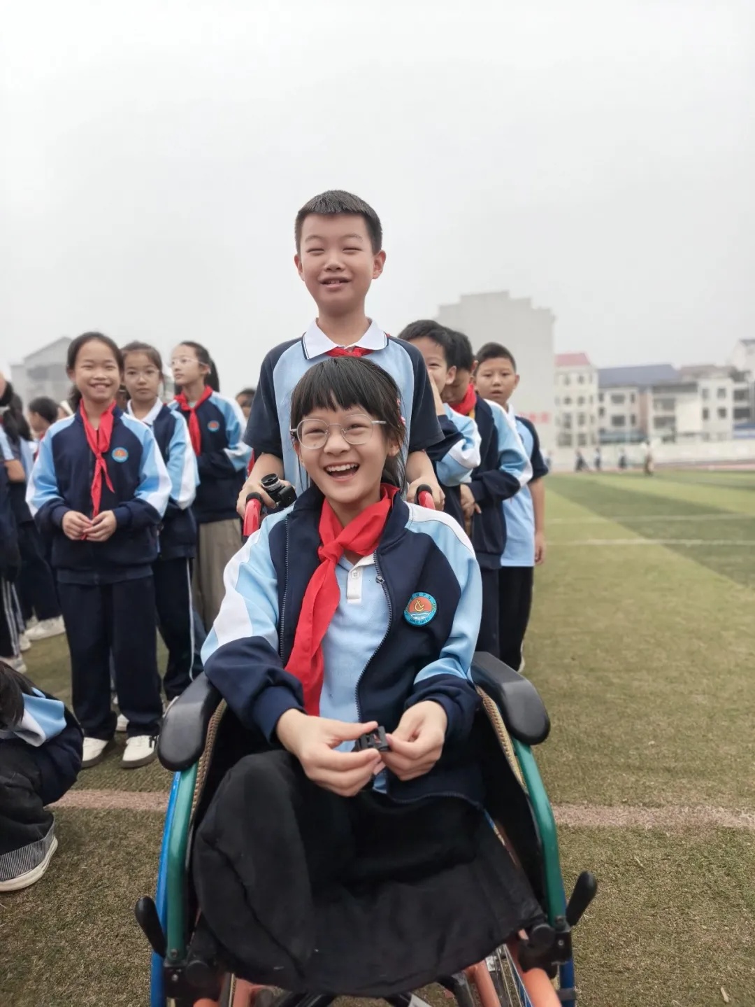 “轮椅女孩”欣怡第一次靠自己走进教室，师生送花太暖心！