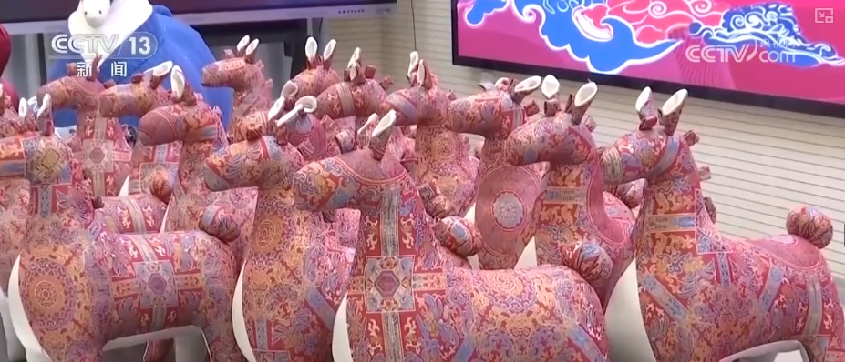 “老手艺+新创意”拉高马年文创火爆人气 讨喜造型让非遗技艺亲切接地气 “老手艺+新创意”拉高马年文创火爆人气 讨喜造型让非遗技艺亲切接地气