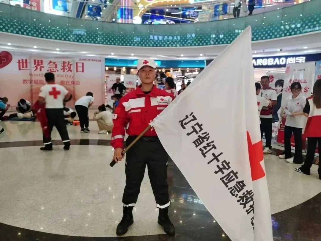 献血13次仅告知家人5次，牺牲时随身带急救包……网友：致敬英雄金城龙！