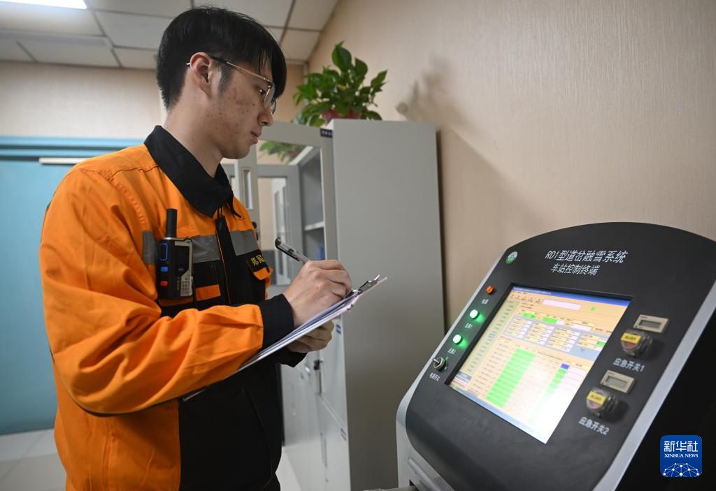 郑州：筑牢高铁枢纽的“冰雪防线”