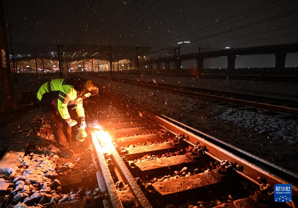 郑州：筑牢高铁枢纽的“冰雪防线”