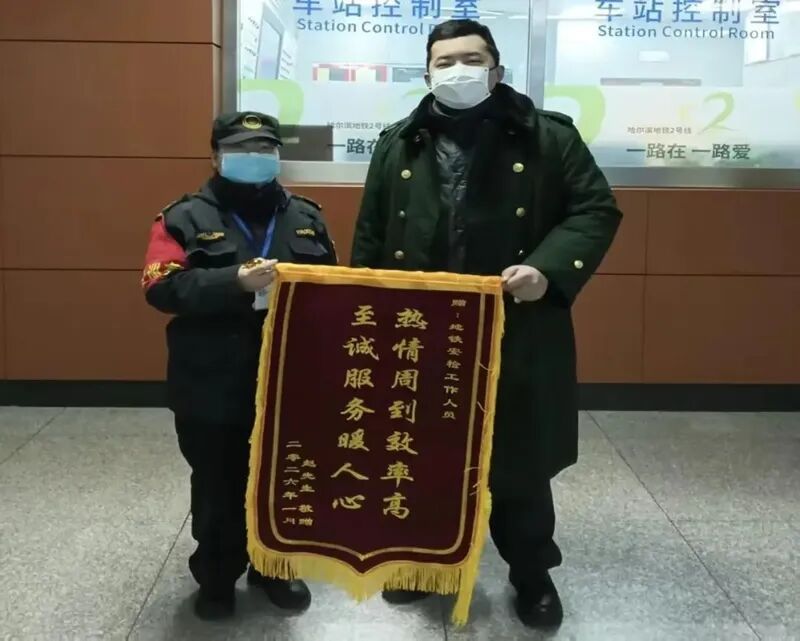 乘客遗失装有相机的背包，抱着最后一丝希望来到地铁车站……