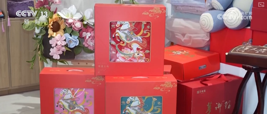 “老手艺+新创意”拉高马年文创火爆人气 讨喜造型让非遗技艺亲切接地气 “老手艺+新创意”拉高马年文创火爆人气 讨喜造型让非遗技艺亲切接地气