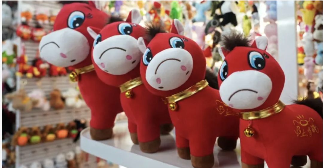 滑雪热、哭哭马爆火,这届年轻人花钱只认 “情价比” 滑雪热、哭哭马爆火,这届年轻人花钱只认 “情价比”