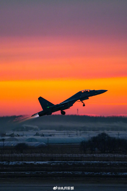 战机霞光同框氛围感大片