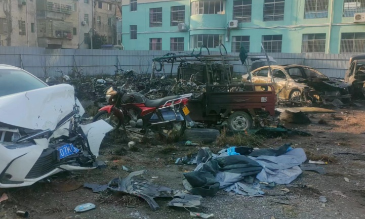 女子焚烧垃圾突遇爆炸，脸部被烫伤！现场画面曝光