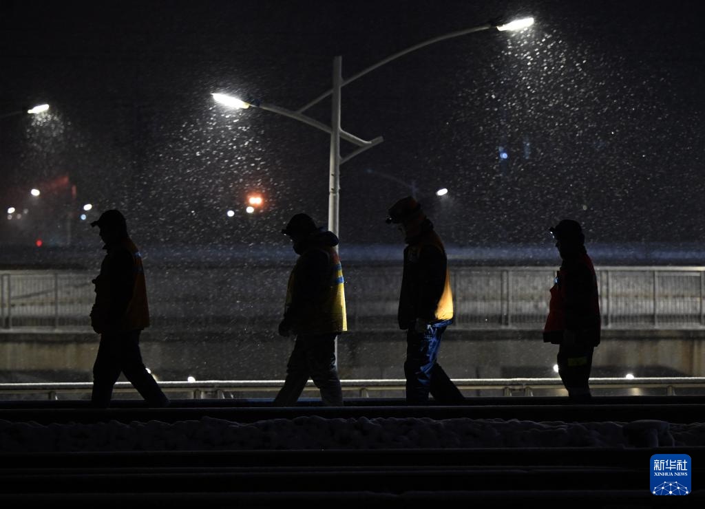 郑州：筑牢高铁枢纽的“冰雪防线”
