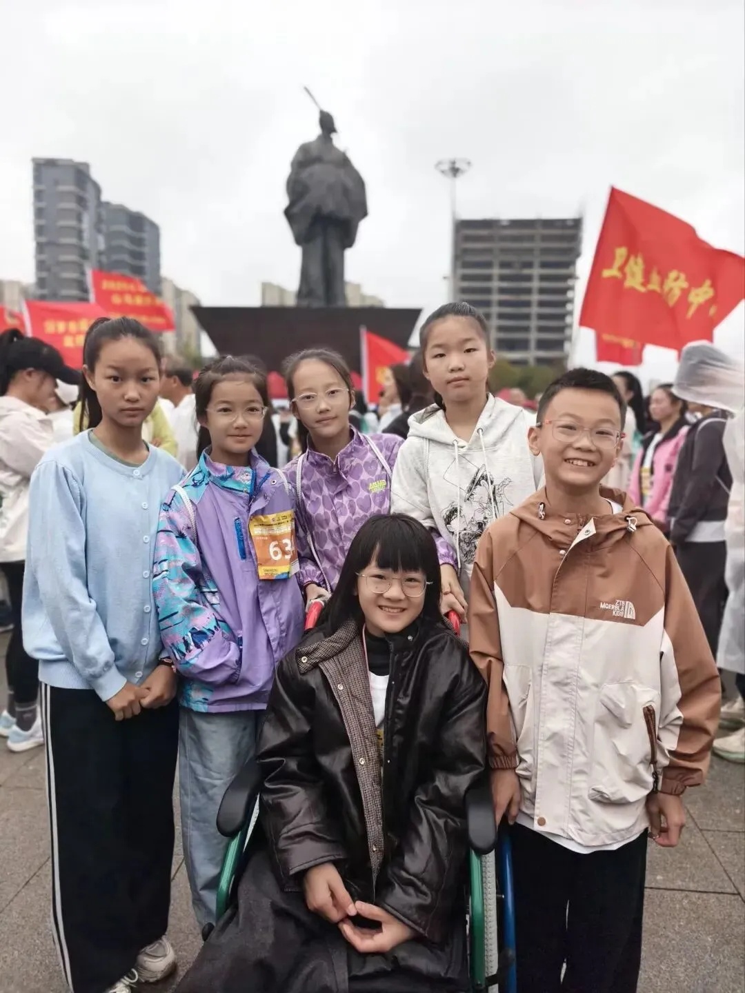 “轮椅女孩”欣怡第一次靠自己走进教室，师生送花太暖心！