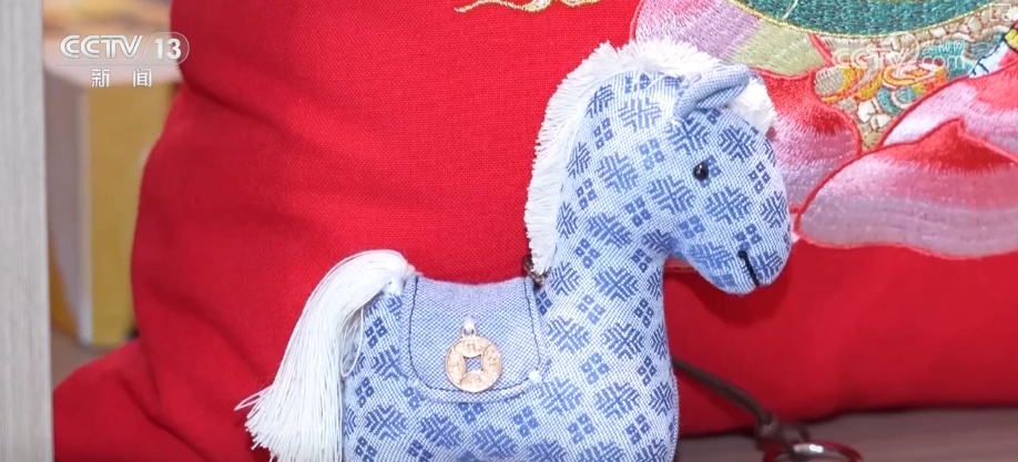 “老手艺+新创意”拉高马年文创火爆人气 讨喜造型让非遗技艺亲切接地气 “老手艺+新创意”拉高马年文创火爆人气 讨喜造型让非遗技艺亲切接地气