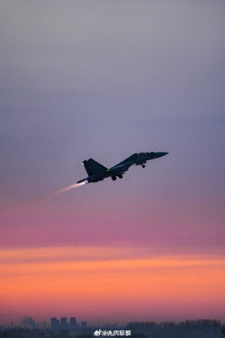 战机霞光同框氛围感大片