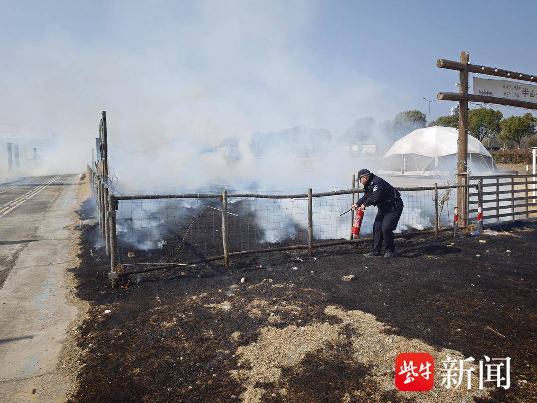 民辅警途中遇火情， 成功扑救400平米草丛火灾