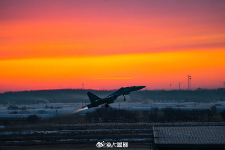 战机与霞光邂逅浪漫时刻