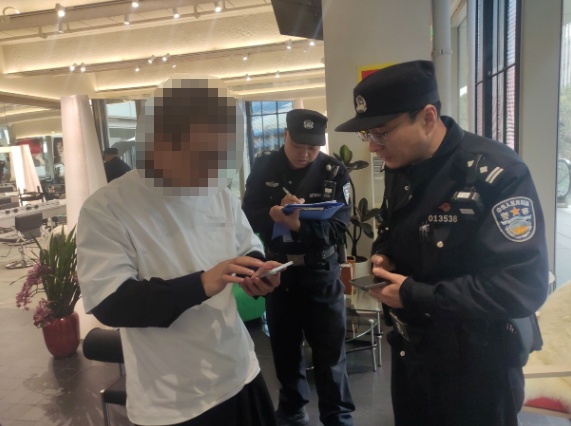 线上接到“消防队”年会造型订单,理发店店长反手就报了警 线上接到“消防队”年会造型订单,理发店店长反手就报了警