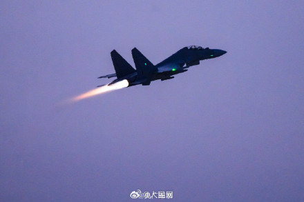 战机与霞光邂逅浪漫时刻