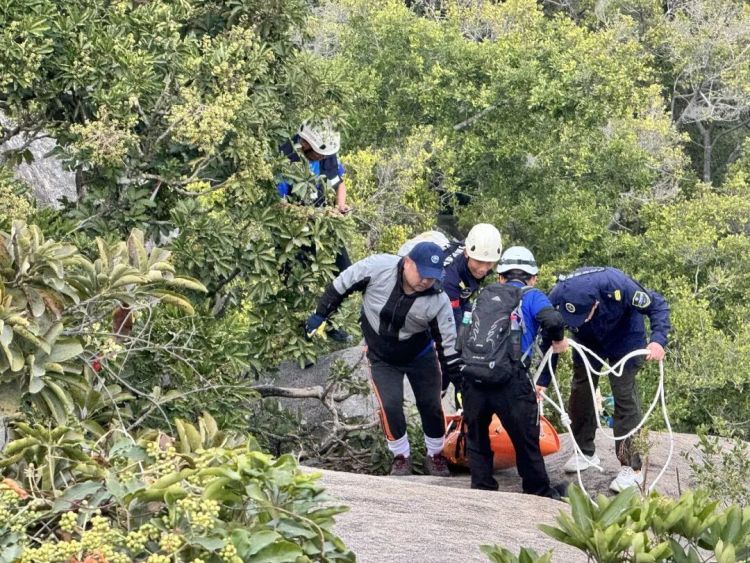妻子滑坠，丈夫去拉，一同掉入十米深石洞！救援队出动
