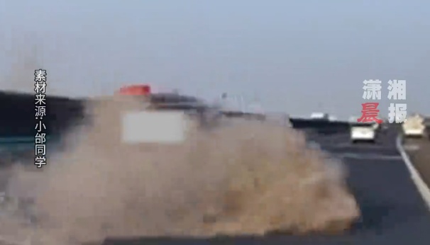 高速瞬间爆出大量羽毛！后车视线被完全遮挡……车主：薅了半个多小时毛