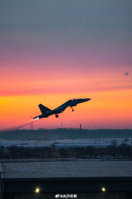 战机霞光同框氛围感大片