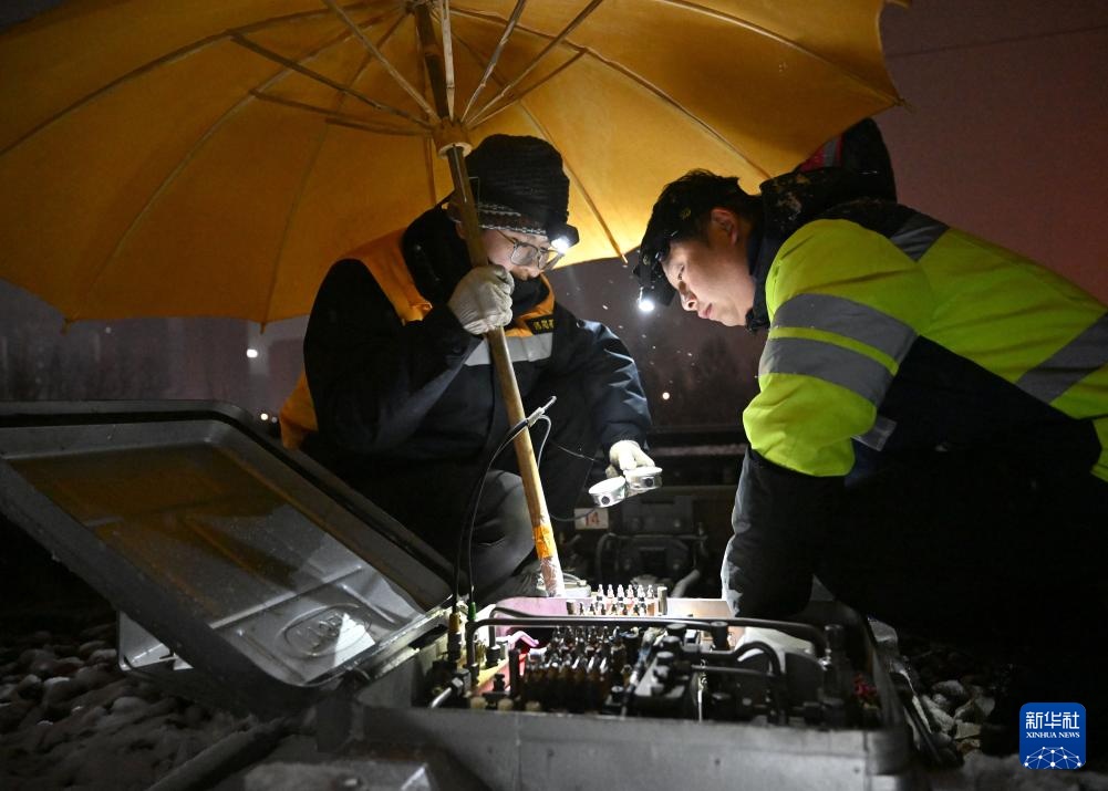 郑州：筑牢高铁枢纽的“冰雪防线”