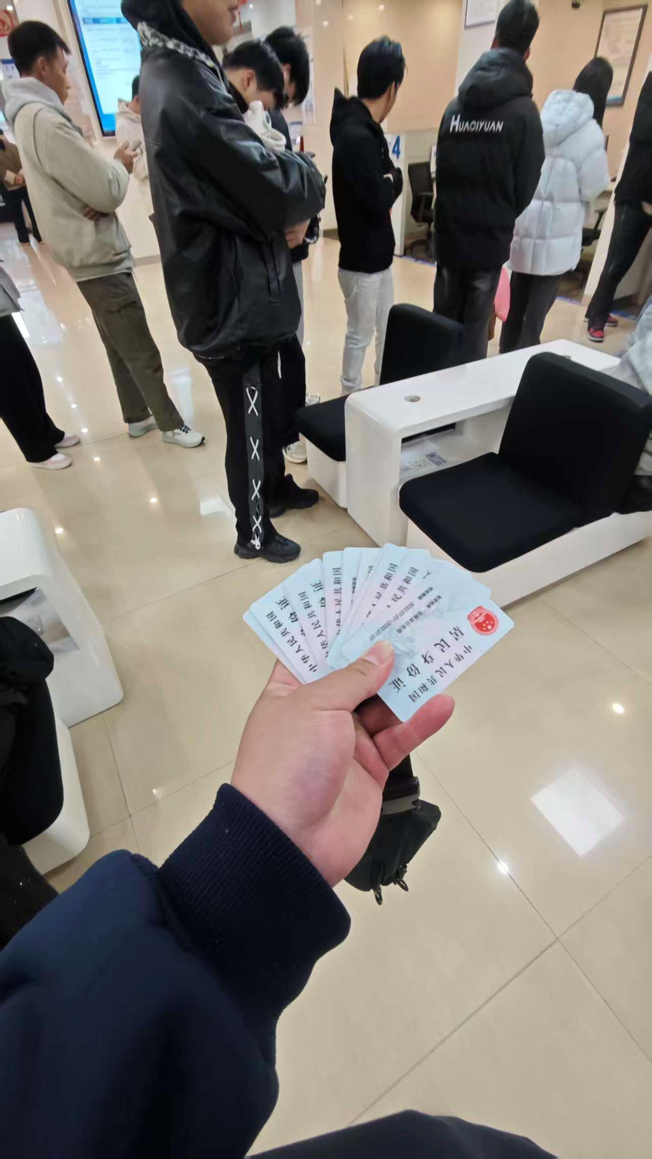 马年纪念币钞“一约难求” 谁在推高身价 又暗藏何风险？