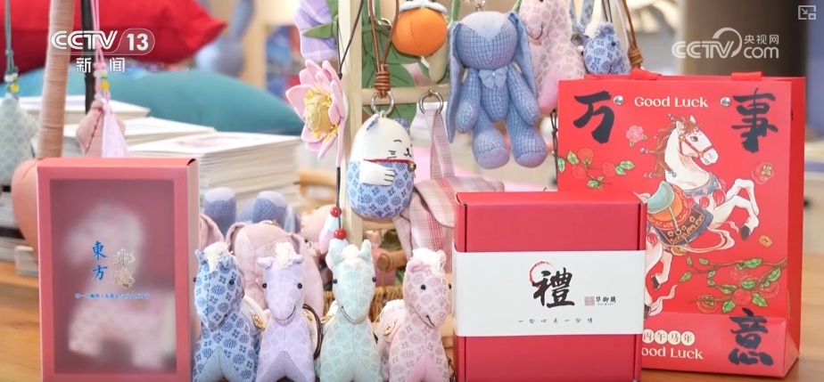 “老手艺+新创意”拉高马年文创火爆人气 讨喜造型让非遗技艺亲切接地气 “老手艺+新创意”拉高马年文创火爆人气 讨喜造型让非遗技艺亲切接地气