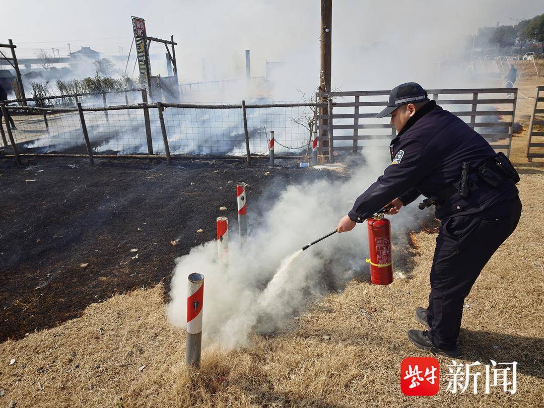 民辅警途中遇火情， 成功扑救400平米草丛火灾