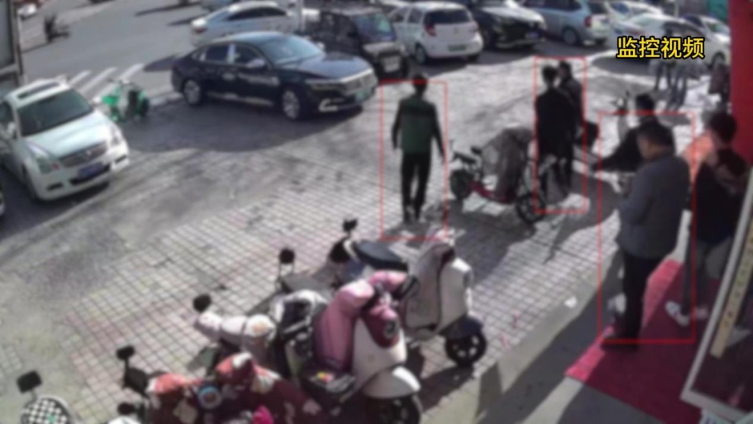 20多岁小伙豪掷700多万元到金店买金手镯、吊坠，不挑款式不称重！河南警方：抓