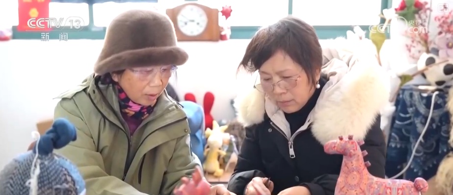 “老手艺+新创意”拉高马年文创火爆人气 讨喜造型让非遗技艺亲切接地气 “老手艺+新创意”拉高马年文创火爆人气 讨喜造型让非遗技艺亲切接地气