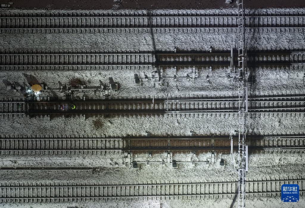 郑州：筑牢高铁枢纽的“冰雪防线”