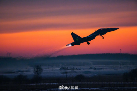 战机与霞光邂逅浪漫时刻