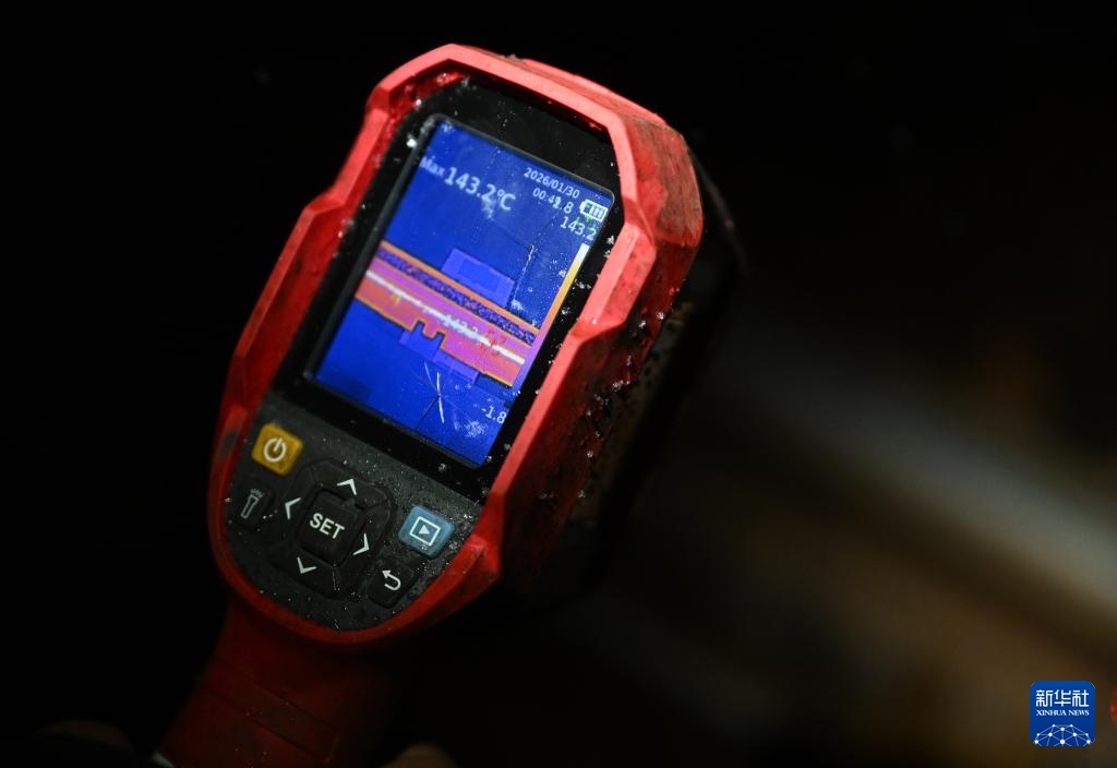 郑州：筑牢高铁枢纽的“冰雪防线”