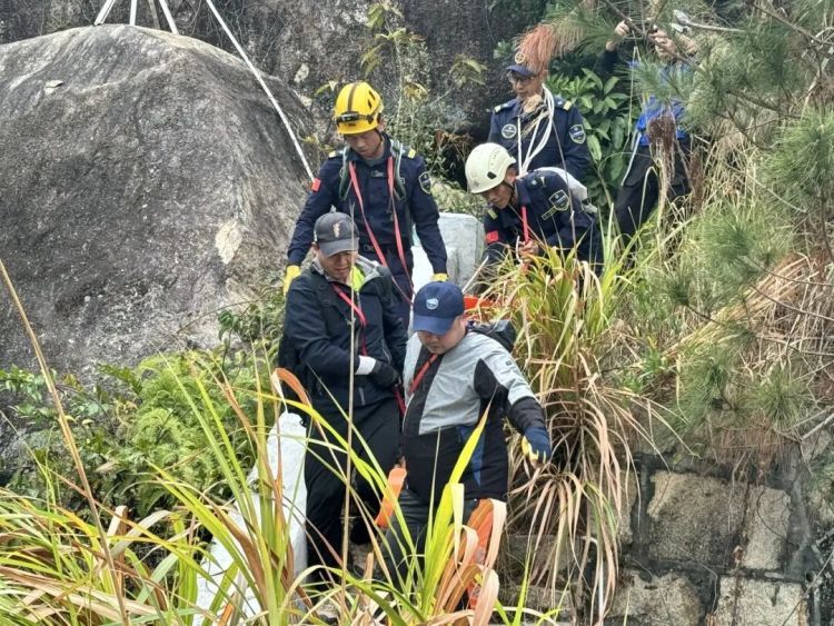 妻子滑坠，丈夫去拉，一同掉入十米深石洞！救援队出动