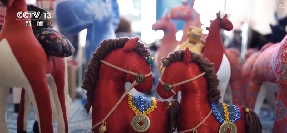 “老手艺+新创意”拉高马年文创火爆人气 讨喜造型让非遗技艺亲切接地气 “老手艺+新创意”拉高马年文创火爆人气 讨喜造型让非遗技艺亲切接地气