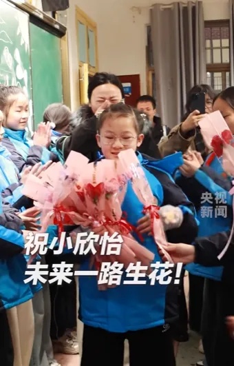 “轮椅女孩”欣怡第一次靠自己走进教室，师生送花太暖心！