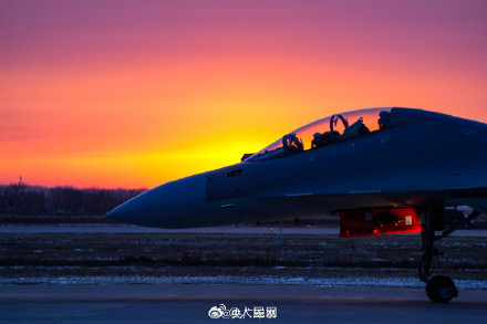 战机与霞光邂逅浪漫时刻