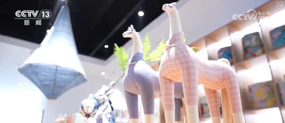 “老手艺+新创意”拉高马年文创火爆人气 讨喜造型让非遗技艺亲切接地气 “老手艺+新创意”拉高马年文创火爆人气 讨喜造型让非遗技艺亲切接地气