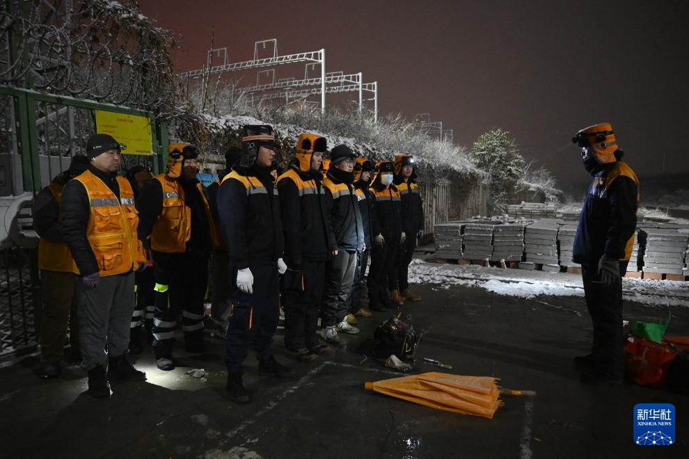 郑州：筑牢高铁枢纽的“冰雪防线”