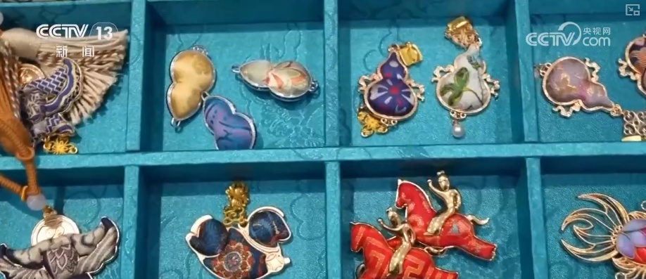 纹饰纹样与赛博光影碰撞、古韵国风成“顶流审美” 中华文化创新表达彰显蓬勃生命力