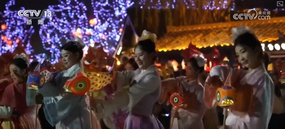 纹饰纹样与赛博光影碰撞、古韵国风成“顶流审美” 中华文化创新表达彰显蓬勃生命力