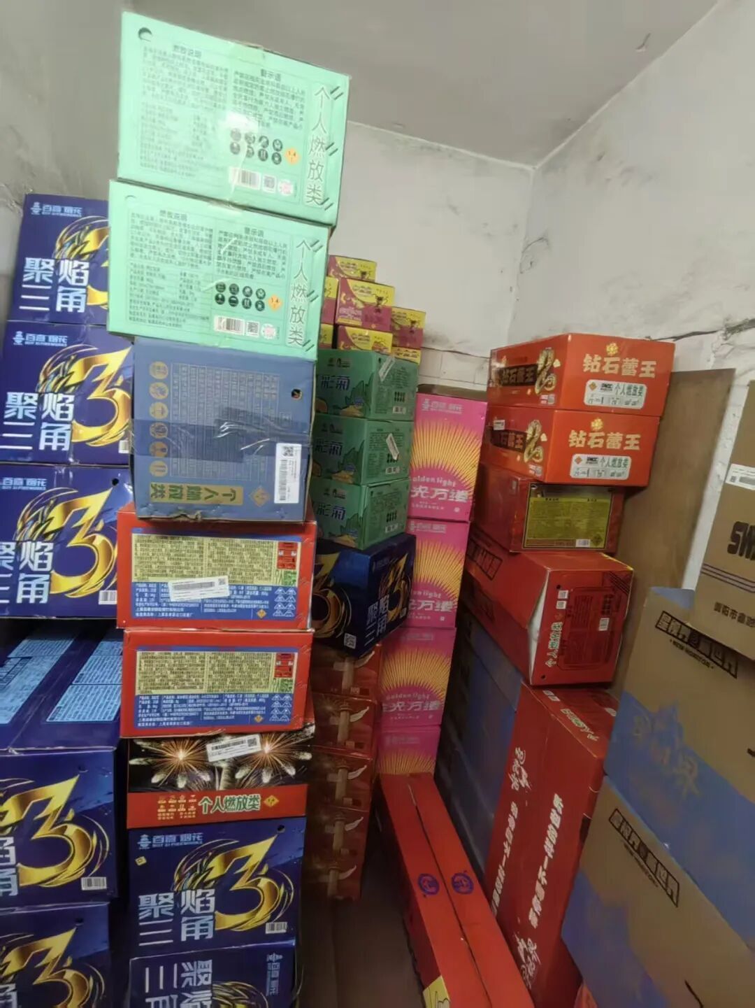 整整2吨!广东2人“囤积癖”大爆发?紧急提醒:这些东西别囤,是在藏“炸弹” 整整2吨!广东2人“囤积癖”大爆发?紧急提醒:这些东西别囤,是在藏“炸弹”