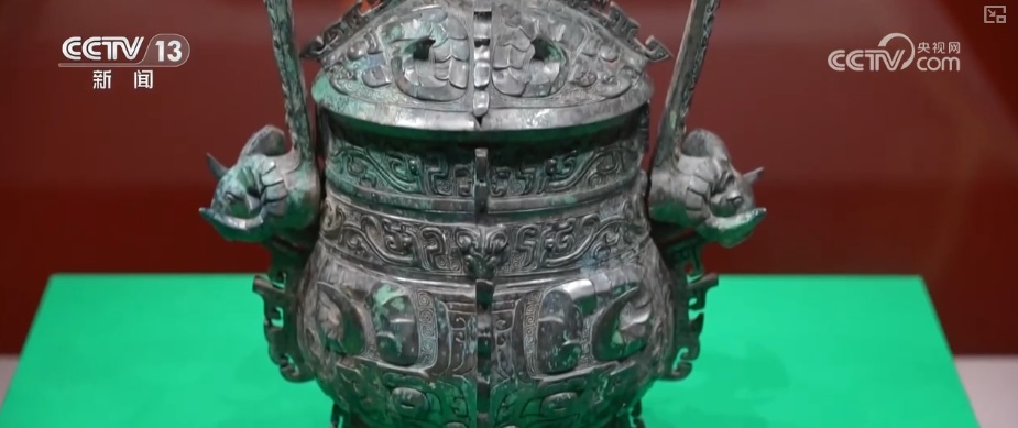 纹饰纹样与赛博光影碰撞、古韵国风成“顶流审美” 中华文化创新表达彰显蓬勃生命力