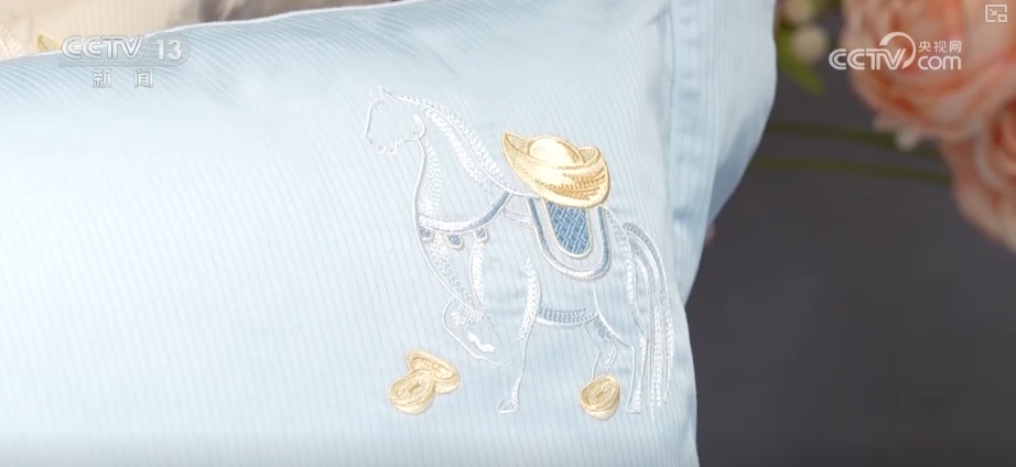 “老手艺+新创意”拉高马年文创火爆人气 讨喜造型让非遗技艺亲切接地气 “老手艺+新创意”拉高马年文创火爆人气 讨喜造型让非遗技艺亲切接地气