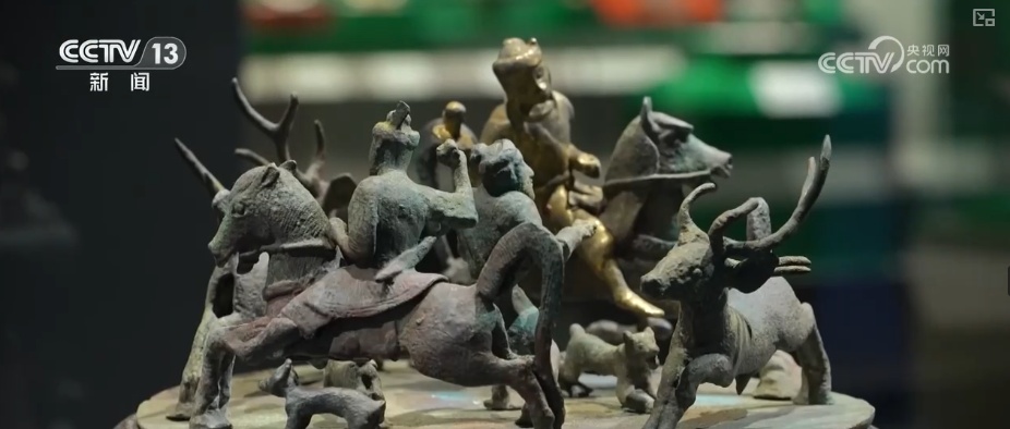 纹饰纹样与赛博光影碰撞、古韵国风成“顶流审美” 中华文化创新表达彰显蓬勃生命力