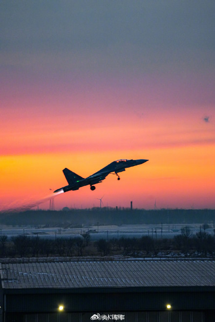 战机与霞光邂逅浪漫时刻