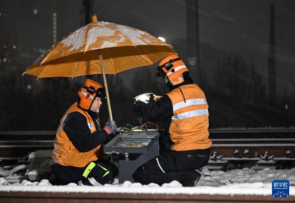 郑州：筑牢高铁枢纽的“冰雪防线”